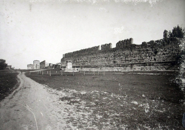  
 Крепостная стена и памятник П.И. Энгельгардту. 1901
 