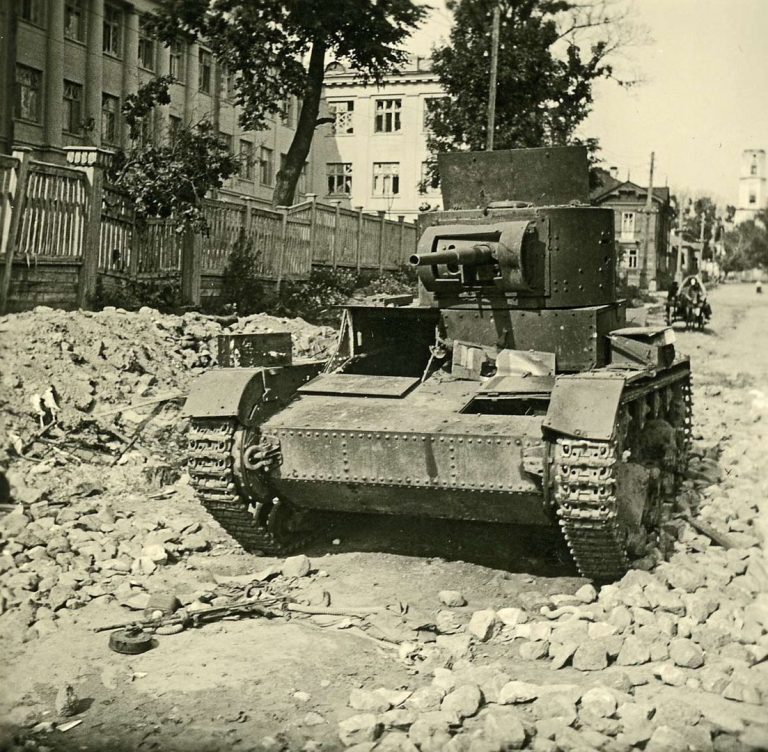 Фотоистория: подбитые советские танки на улицах Смоленска во времена ВоВ