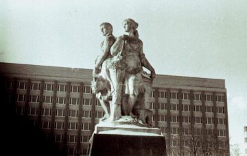 Монумент «Три грации», стоявший на Колхозной площади во второй половине XX века