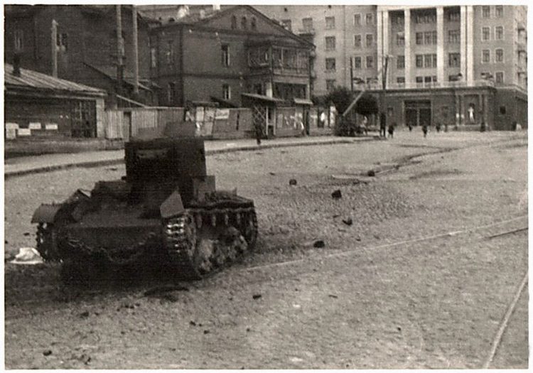 Фотоистория: подбитые советские танки на улицах Смоленска во времена ВоВ