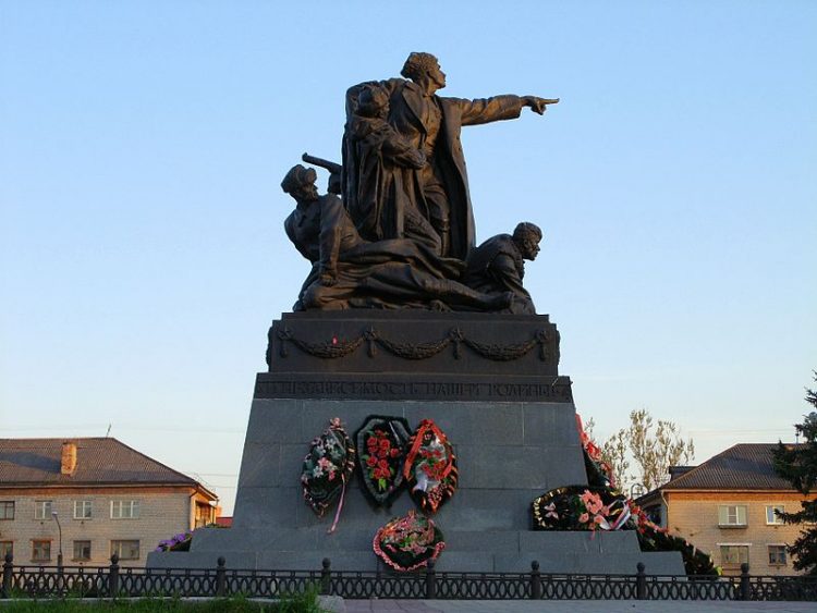 Памятник Михаилу Григорьевичу Ефремову в городе Вязьма