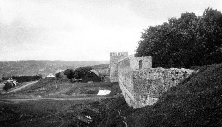  
 Вид с Королевского бастиона на Гуркину башню. 1906
 