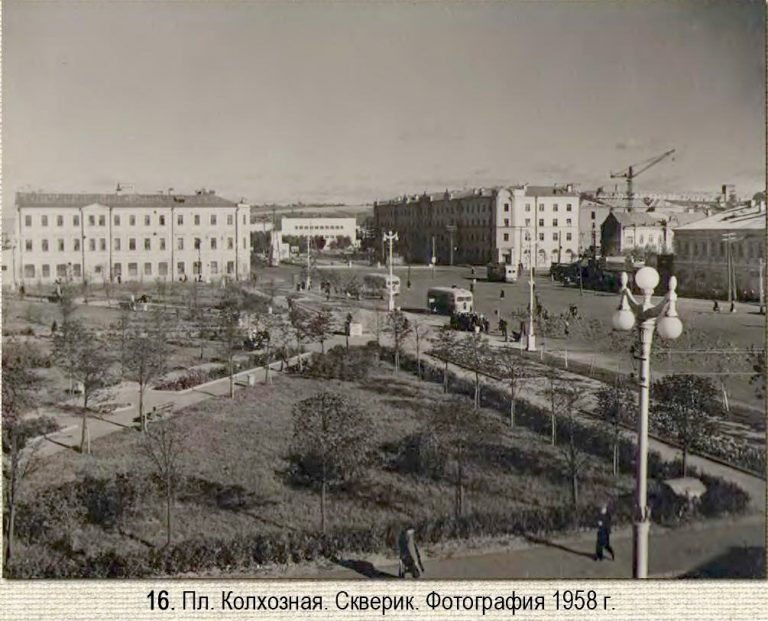 Монумент "Три грации", стоявший на Колхозной площади во второй половине XX века