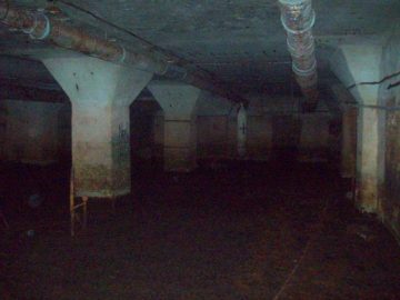 Заброшенное бомбоубежище в промышленной зоне Смоленска