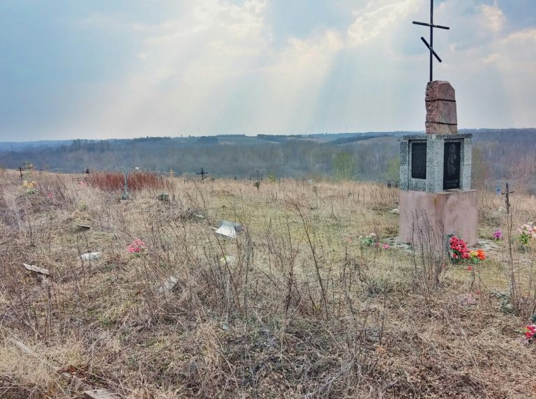Памятник "Забытым и потерянным" на кладбище в Селифоново
