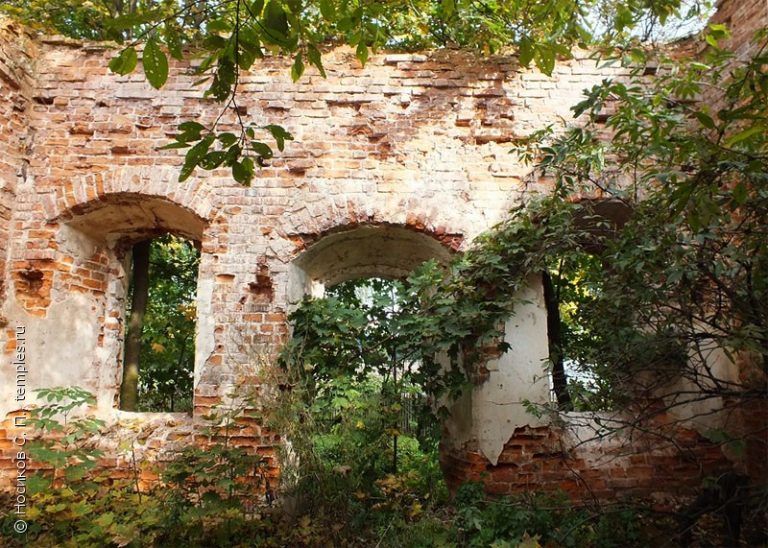 Развалины церкви Лазаря Праведного Воскрешения в Корохоткино