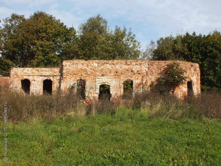 Развалины церкви Лазаря Праведного Воскрешения в Корохоткино