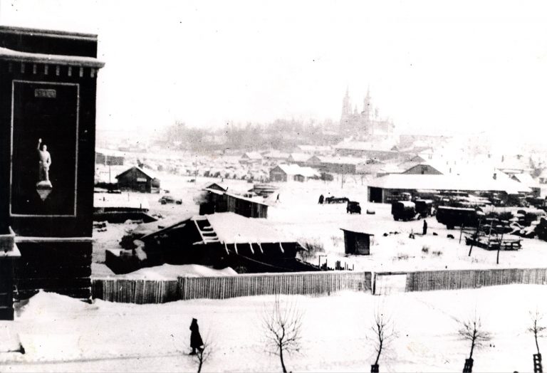 Вид на костел со стороны ГУМа в оккупированном Смоленске