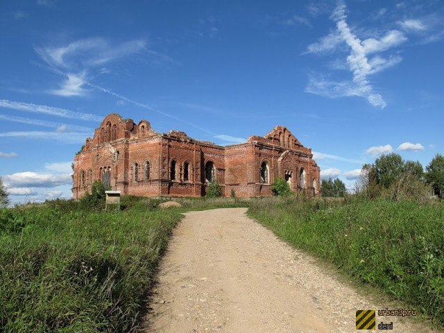 Заброшенная церковь Казанской иконы Божией Матери в посёлке Каспля