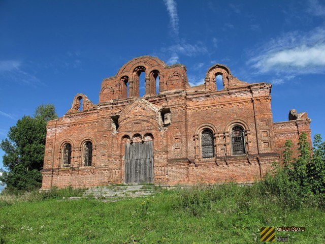 Заброшенная церковь Казанской иконы Божией Матери в посёлке Каспля