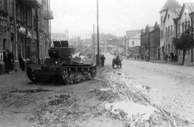 Подбитые советские танки на улицах города в июле 1941 года