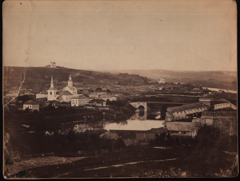  
 Вид с крепостной стены на северо-восточную часть города и Печерскую гору
 
