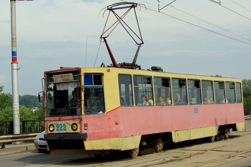 Трамвай на улицах города в девяностых и нулевых