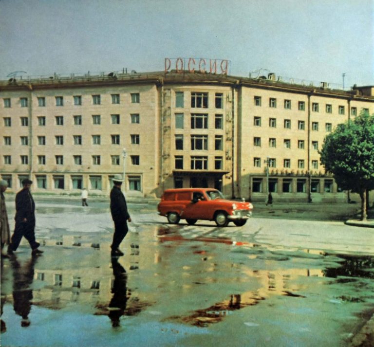 Раньше по площади Ленина можно было ездить на автомобилях