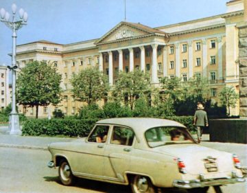 Раньше по площади Ленина можно было ездить на автомобилях