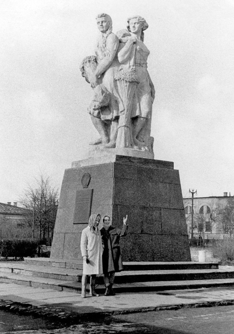 Памятник «Три колхозницы», фото 60-х годов XX века