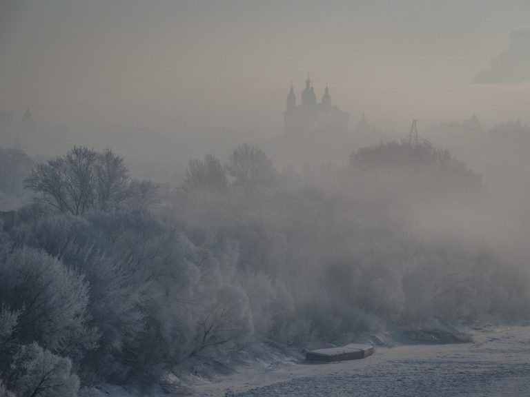 Морозное зимнее утро. Вид на реку Днепр