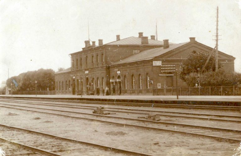 Город Гжатск. Железнодорожный вокзал. Открытка начала XX века