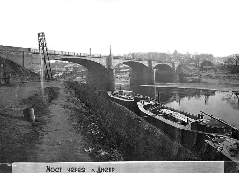  
 Мост через реку Днепр
 