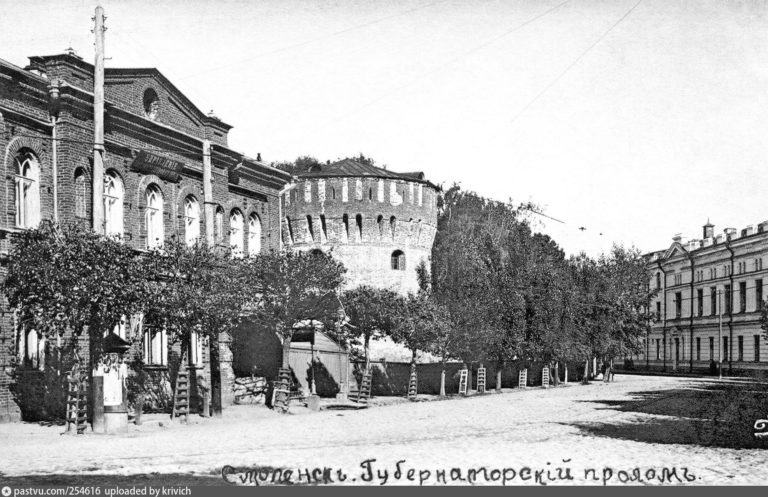 Больше века Громовая башня выглядела именно так — с большими окнами и низкой крышей. Фотография 1906-1907 гг.