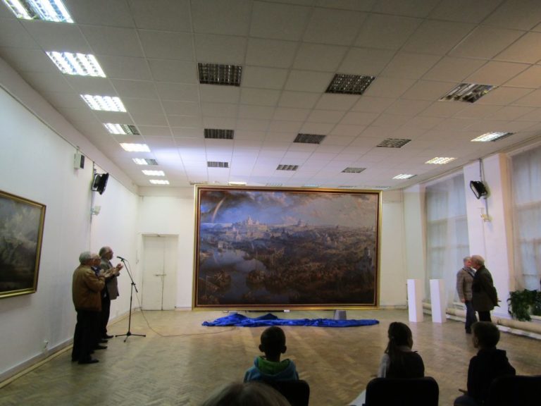 Картины "Смоленск великокняжеский" и "Смоленск православный", что украшают вокзал