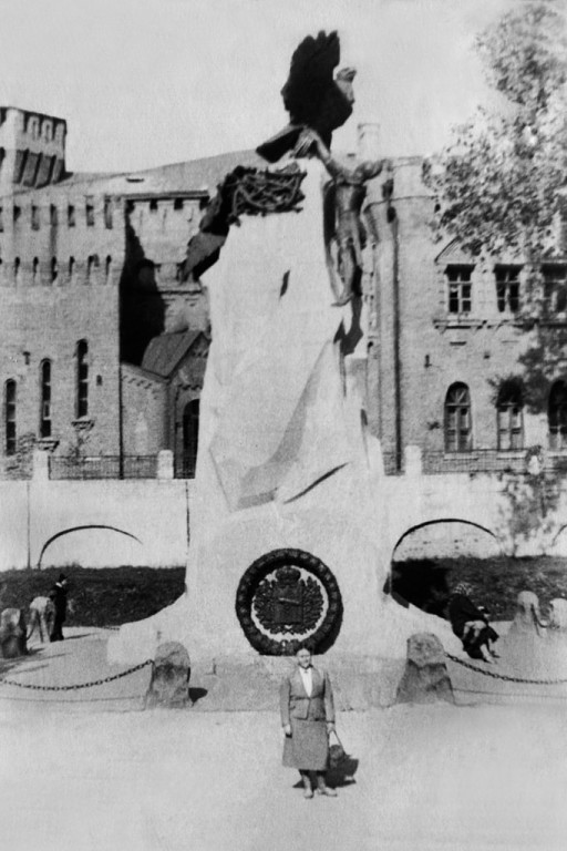  
 Памятник с орлами, 1958
 