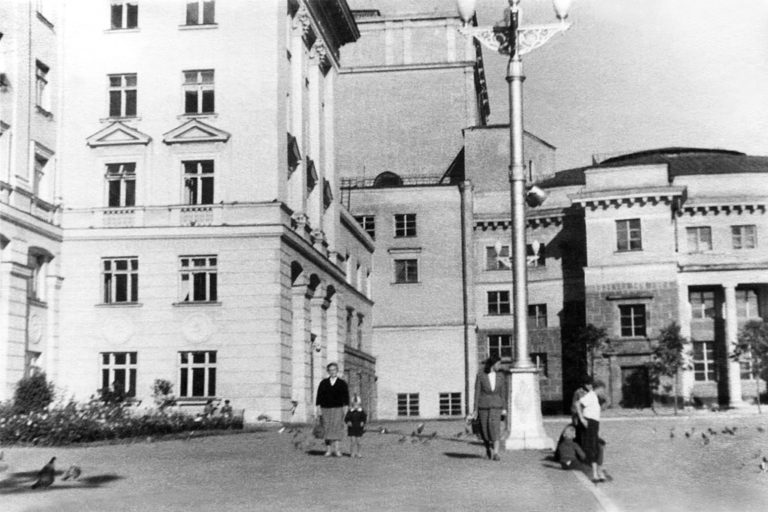  
 Между Драмтеатром и Домом Советов, 1958
 