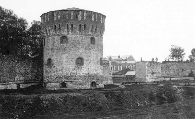 Ров перед башней в начале ХХ века — место той самой знаменитой топи