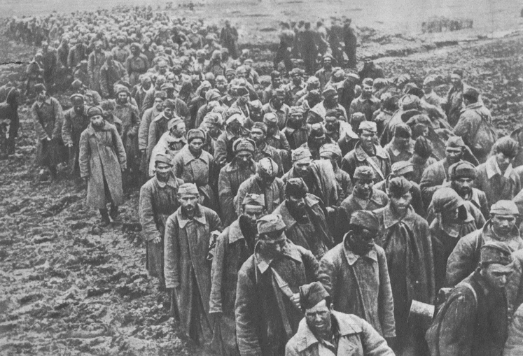  
 Вяземский котел, октябрь 1941 г. Бесконечные колонны пленных шли по дорогам
 