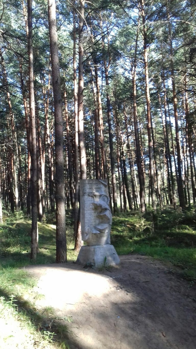 Памятник горшку в Гнёздово
