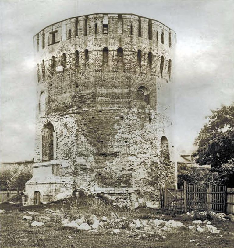 Евстафьевская башня, разрушенная немцами при отступлении