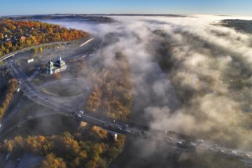 Крестовоздвиженский мост под облаками