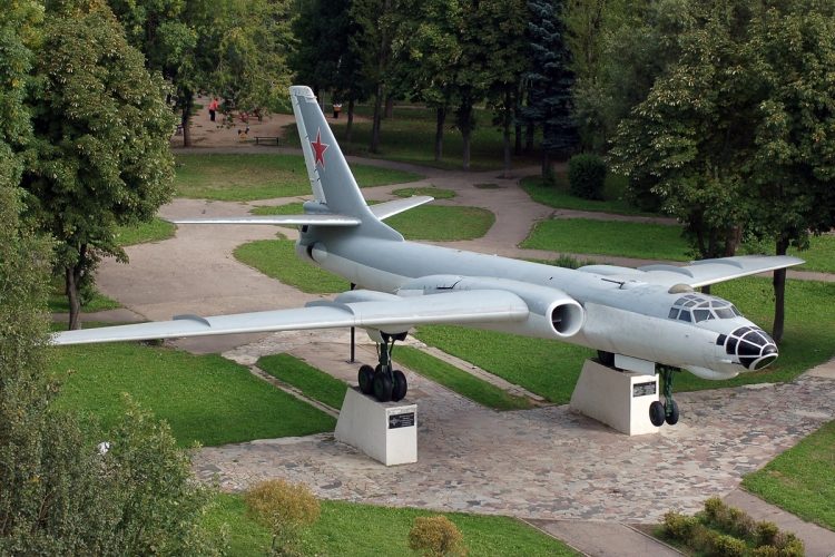 История самолёта ТУ-16 на Багратиона, или откуда в Смоленске взялся «барсук»