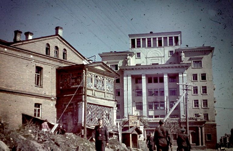 Фотопост: здания у гостиницы Смоленск в период оккупации