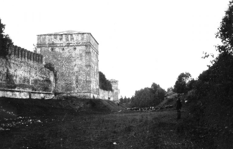 Пруд у крепостной стены между башней Бублейка и Колесом обозрения