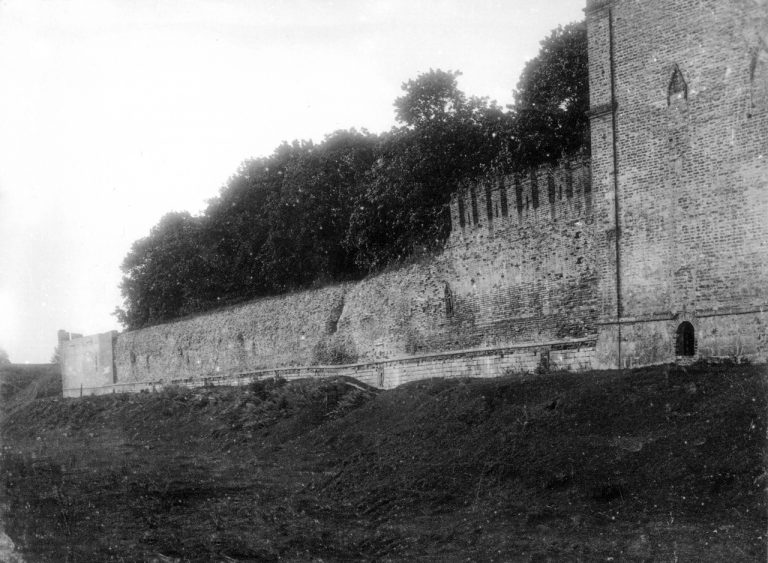 Пруд у крепостной стены между башней Бублейка и Колесом обозрения