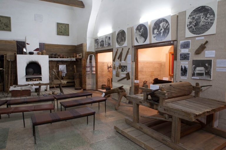 Экспозиция музея "Смоленский лён" в Никольской башне Смоленской крепостной стены (ул. Жукова)