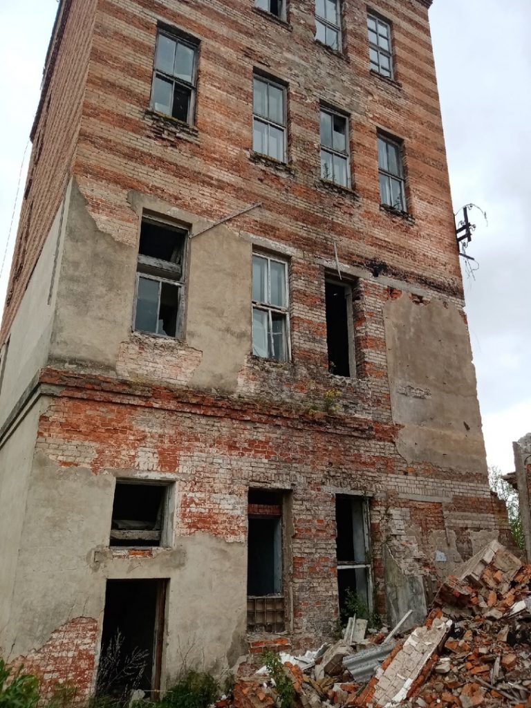 Здание бывшего спиртзавода, деревня Крапивня, Монастырщинский район Смоленской области