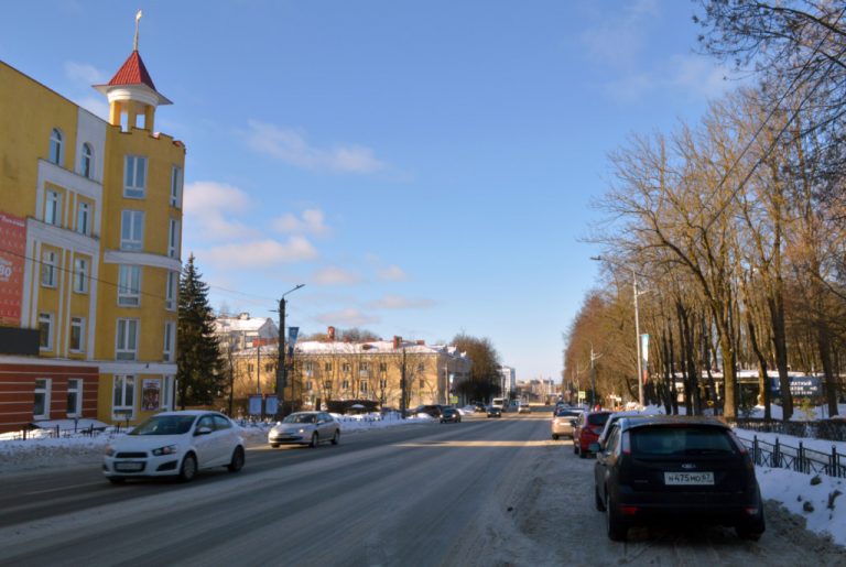 Улица Дзержинского приобрела свой нынешний вид в 1930–е годы 20 века. Однако за это время она не раз подвергалась реконструкциям и ремонтам